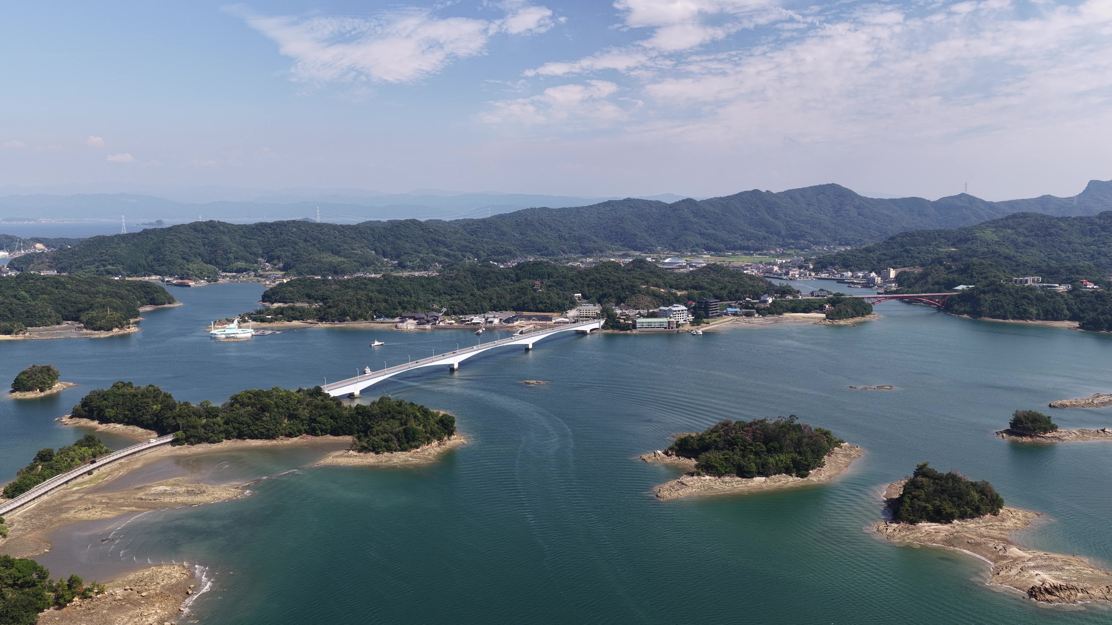 天草の海と島々、橋を捉えた空撮写真