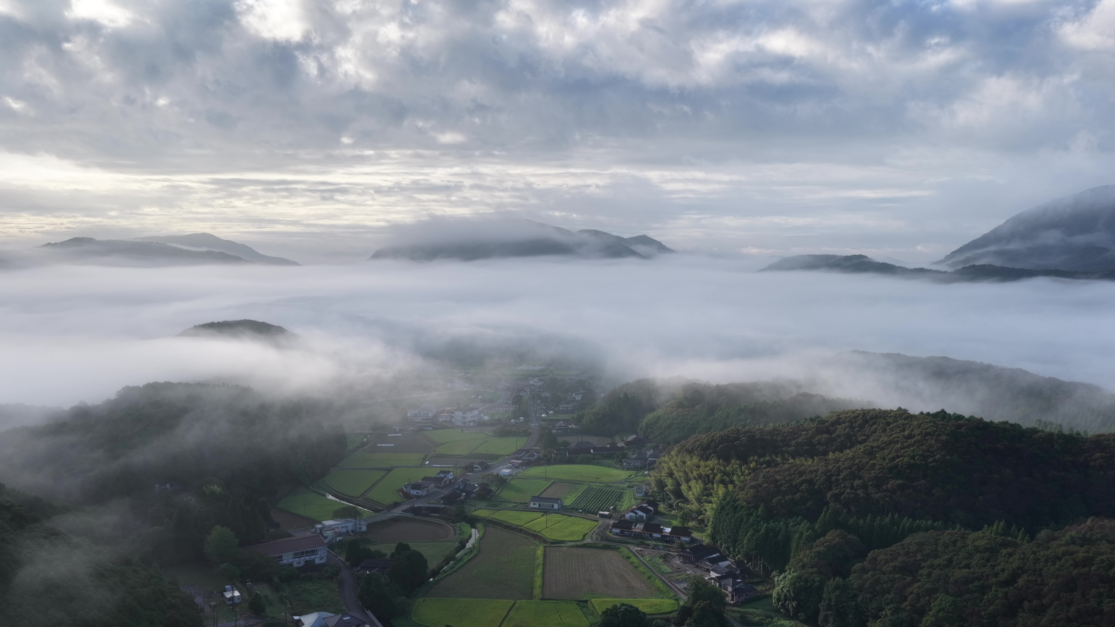 天草・宮地岳の山々と田園を包む雲海の空撮写真