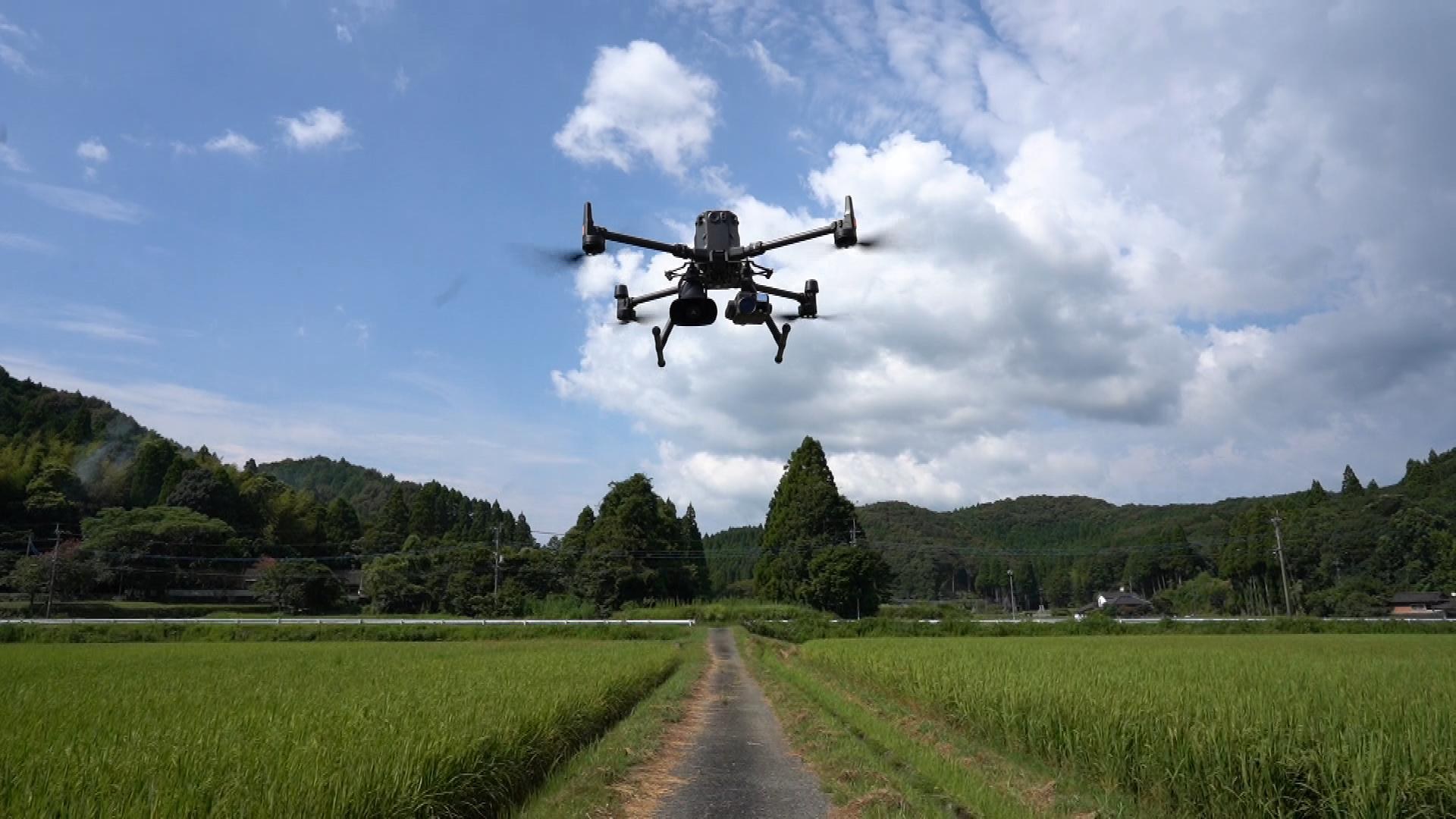 田園風景の上空を飛行するDJI MATRICE 300