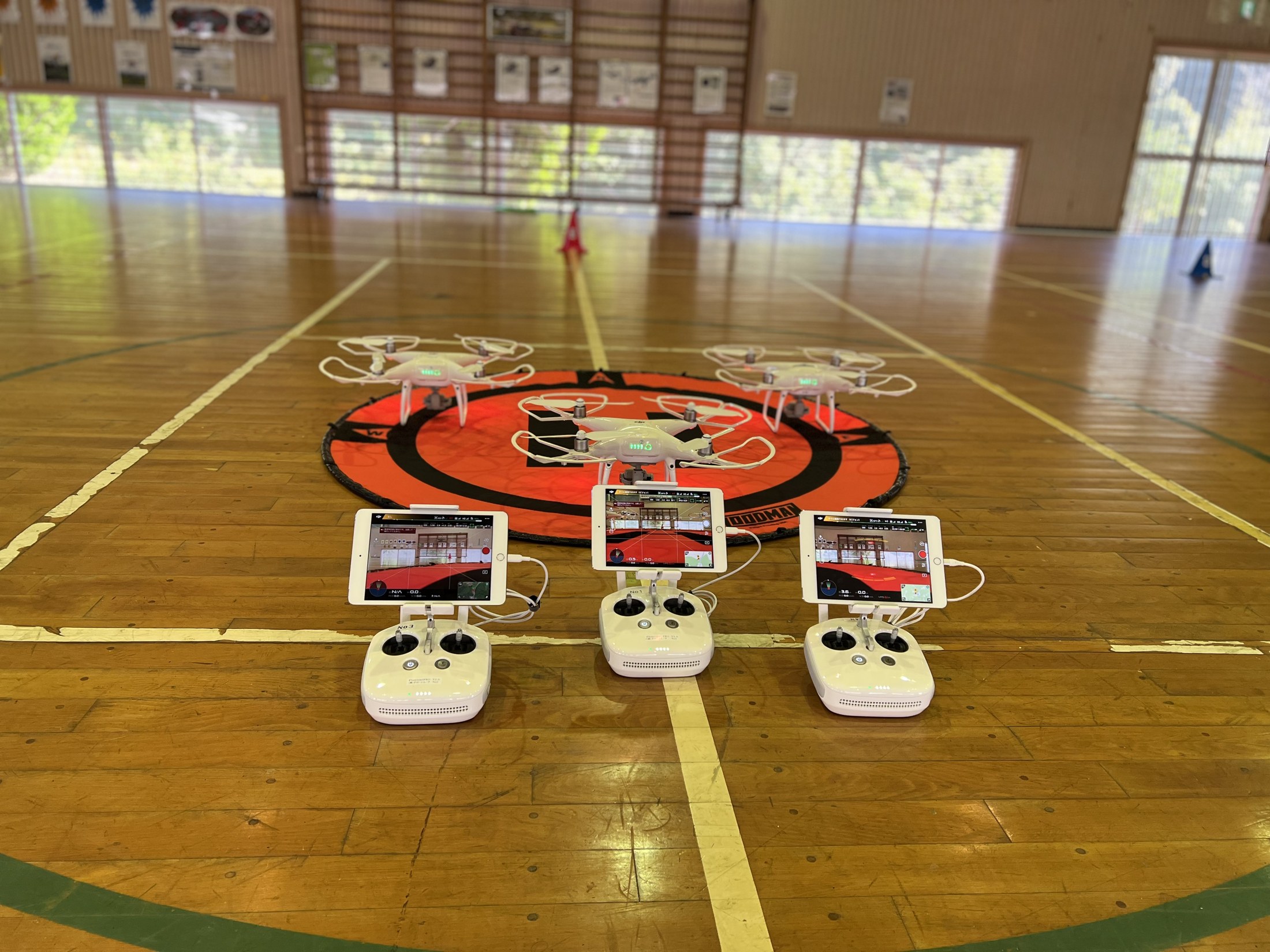 屋内講習で使用するドローン3機と操縦用機器