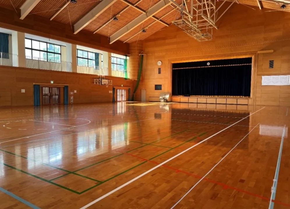旧松合小学校体育館の内観