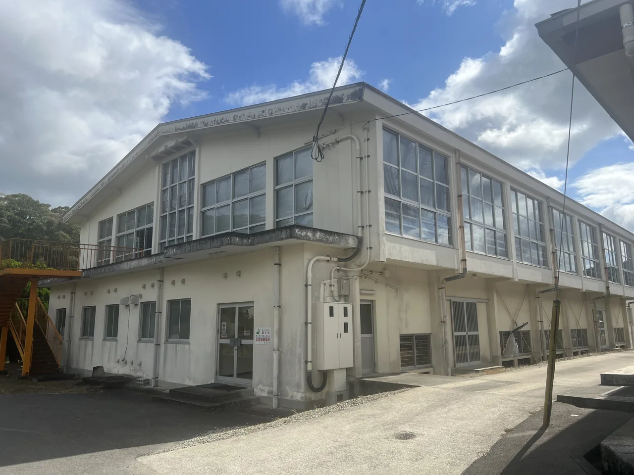 旧宮地岳体育館の外観