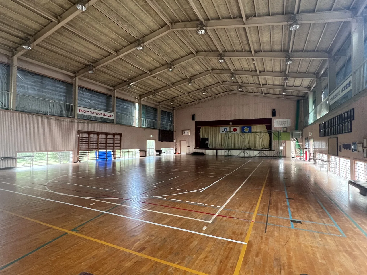 旧宮地岳体育館の内観